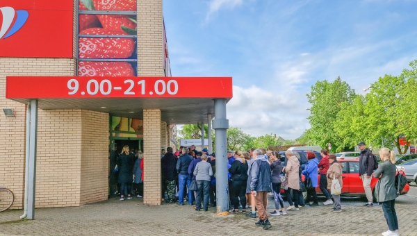 Sulgemiseelne tühjendusmüük tõi kohale rahvamassi